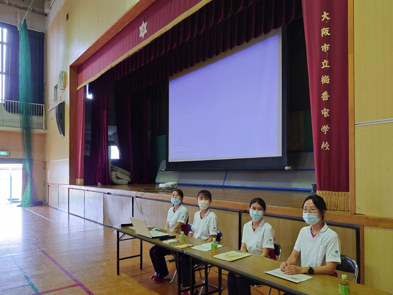 梅香中学校で講話する助産師