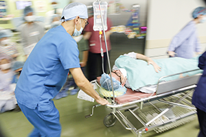 緊急手術で搬送